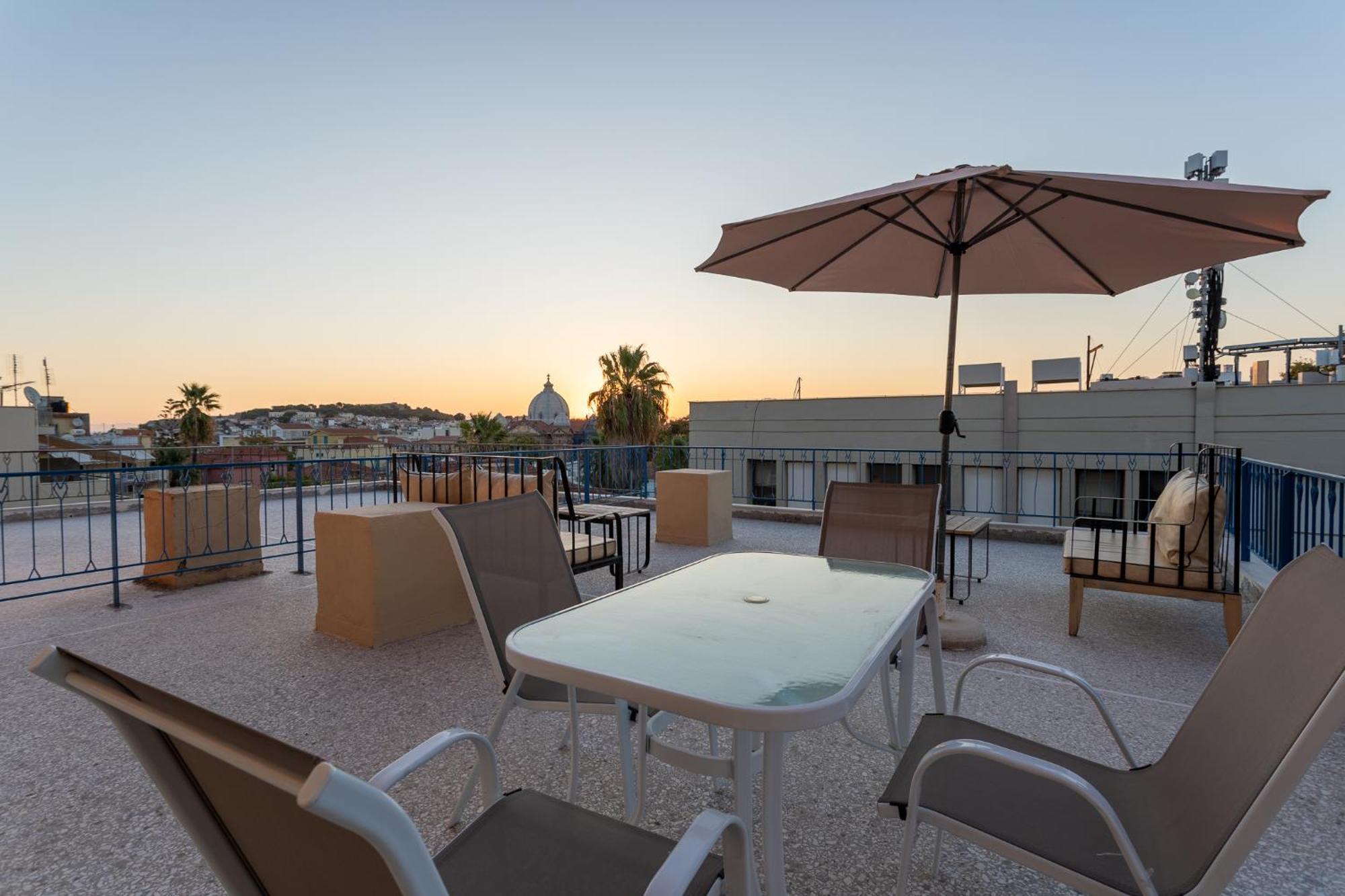 Central Mytilene City-View Apartment For 7 Экстерьер фото